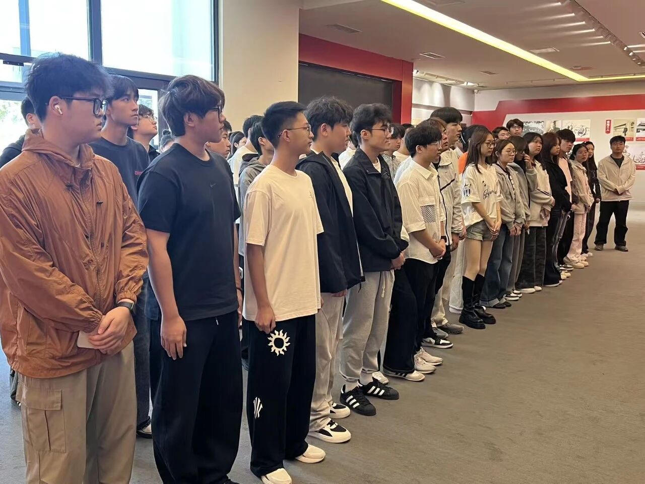启航新程，筑梦未来｜探寻校史足迹，筑牢团员信仰——高等职业技术学院组织2026级团员参观校史馆